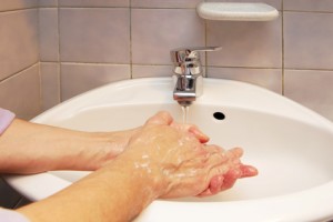laver les mains au lavabo